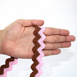 SCROLL GIMP DUET STRIPED ELASTIC 2,9cm MEDIUM BROWN/PINK 20m / ELÁSTICO ZIG ZAG DUET RAYADO 2,9cm MARRÓN MEDIO/ROSA 20m